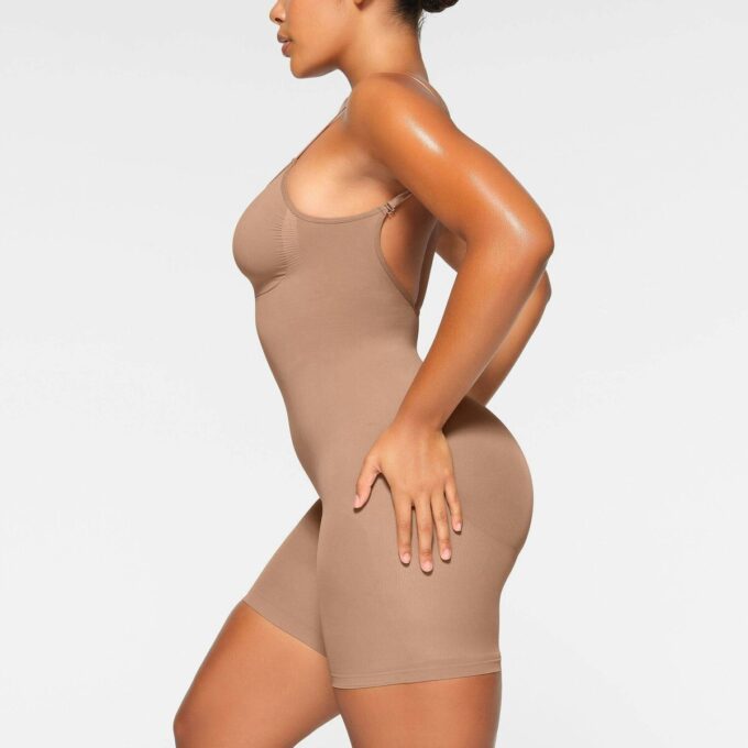 BEZSZWOWE BODY MODELUJĄCE DOLNY PLECY DO POŁOWY UD