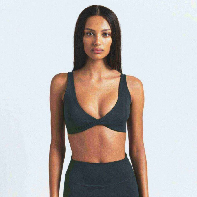 Biustonosz NikeSKIMS MATTE TWIST-FRONT Biustonosz NikeSKIMS MATTE TWIST-FRONT