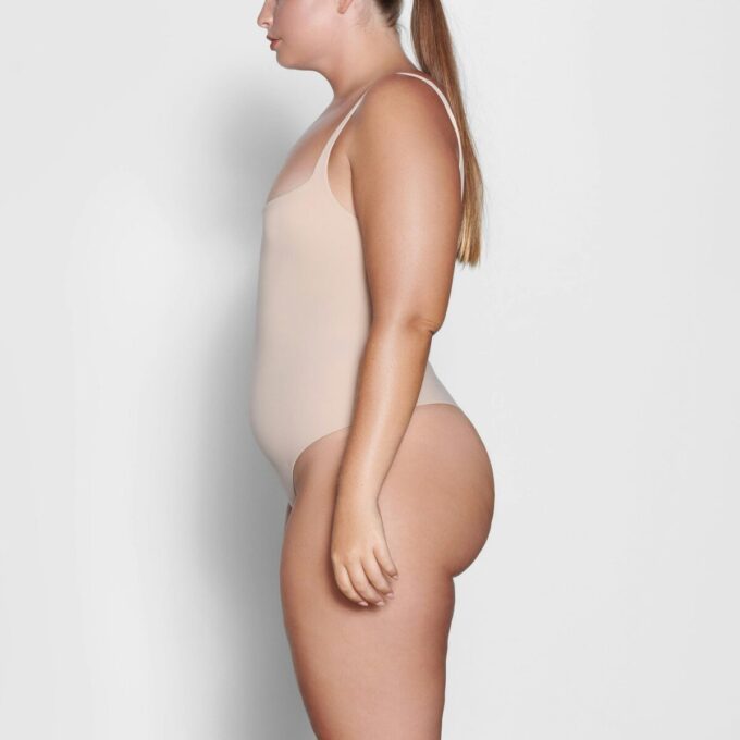 BODY Z KWADRATOWYM DEKOLTEM PASUJE NA KAŻDĄ OSOBĘ BODY Z KWADRATOWYM DEKOLTEM PASUJE NA KAŻDĄ OSOBĘ