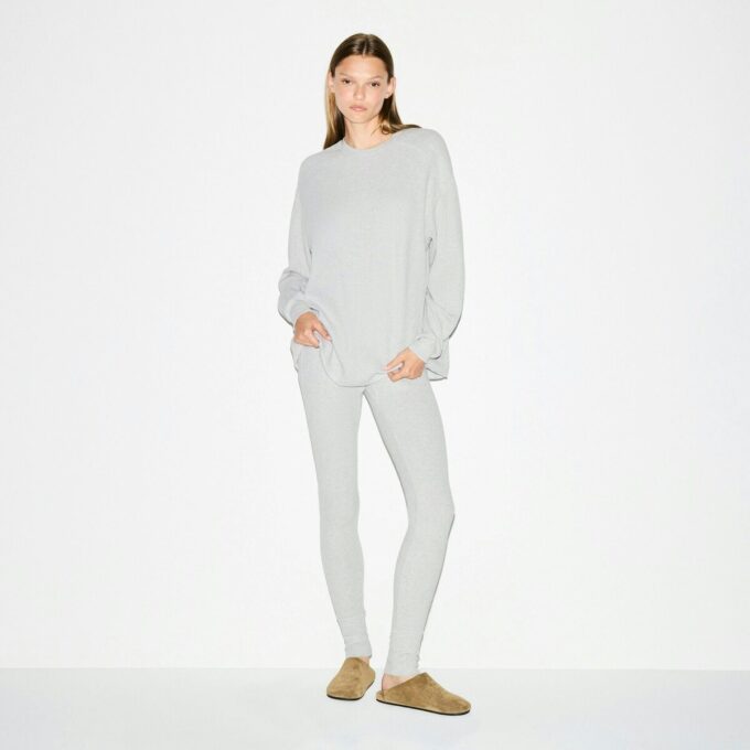 Gruby, gofrowany, oversize’owy sweter z okrągłym dekoltem Gruby, gofrowany, oversize’owy sweter z okrągłym dekoltem