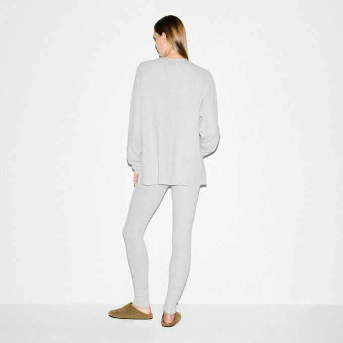 Gruby, gofrowany, oversize’owy sweter z okrągłym dekoltem Gruby, gofrowany, oversize’owy sweter z okrągłym dekoltem