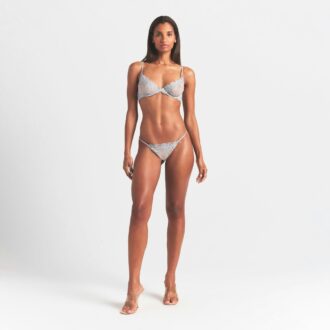 Haftowana bielizna bikini bez kroku, stringi