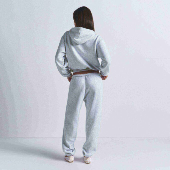 KLASYCZNE SPODNIE JOGGERY Z BAWEŁNY POLAROWEJ KLASYCZNE SPODNIE JOGGERY Z BAWEŁNY POLAROWEJ