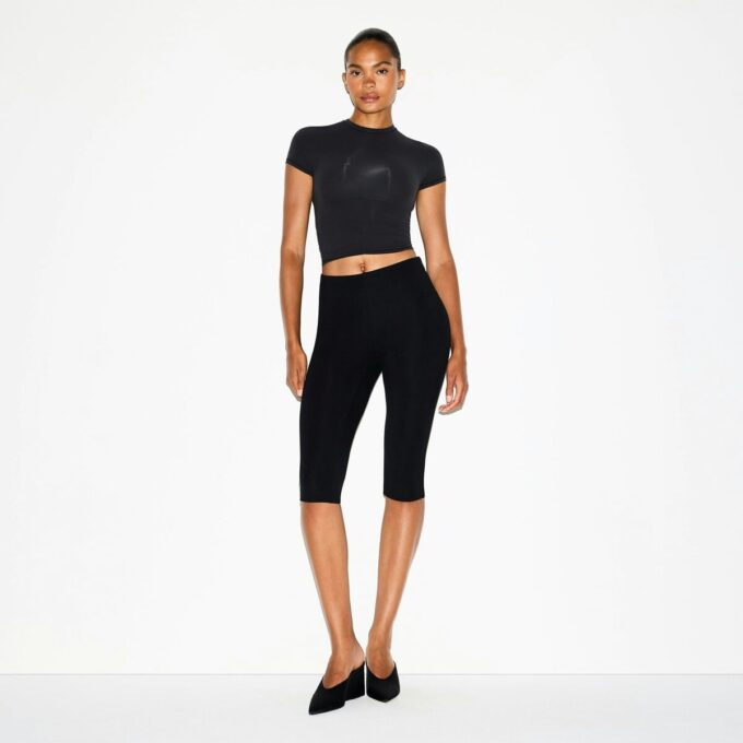 KOLEKCJA ESSENTIAL CAPRI Z WYSOKIM STANEM KOLEKCJA ESSENTIAL CAPRI Z WYSOKIM STANEM