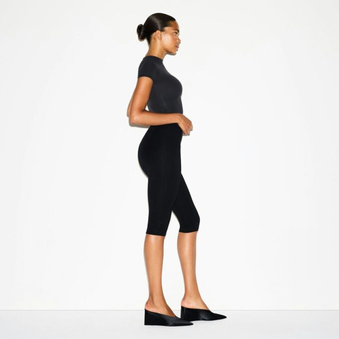 KOLEKCJA ESSENTIAL CAPRI Z WYSOKIM STANEM KOLEKCJA ESSENTIAL CAPRI Z WYSOKIM STANEM
