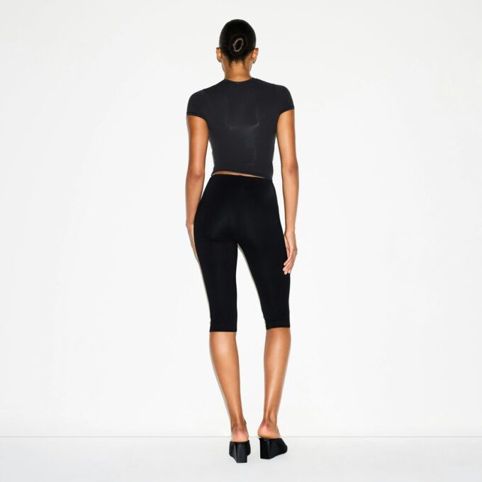 KOLEKCJA ESSENTIAL CAPRI Z WYSOKIM STANEM KOLEKCJA ESSENTIAL CAPRI Z WYSOKIM STANEM
