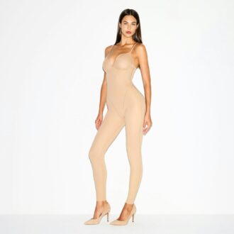 Kombinezon modelujący pośladki i biodra marki SKIMS ULTIMATE BODY Kombinezon modelujący pośladki i biodra marki SKIMS ULTIMATE BODY