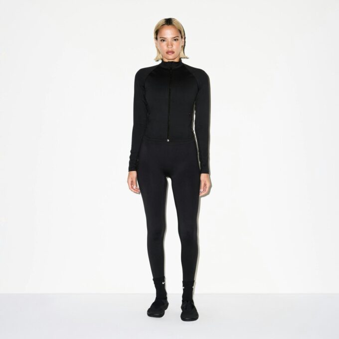 Kurtka NikeSKIMS MATTE MOCK NECK z zamkiem błyskawicznym na całej długości Kurtka NikeSKIMS MATTE MOCK NECK z zamkiem błyskawicznym na całej długości