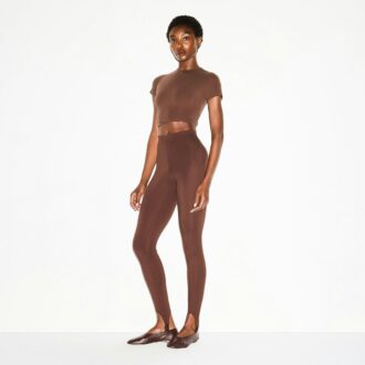 Legginsy z wysokim stanem i strzemionami z kolekcji Essential