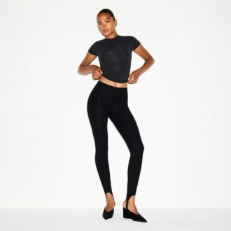 Legginsy z wysokim stanem i strzemionami z kolekcji Essential