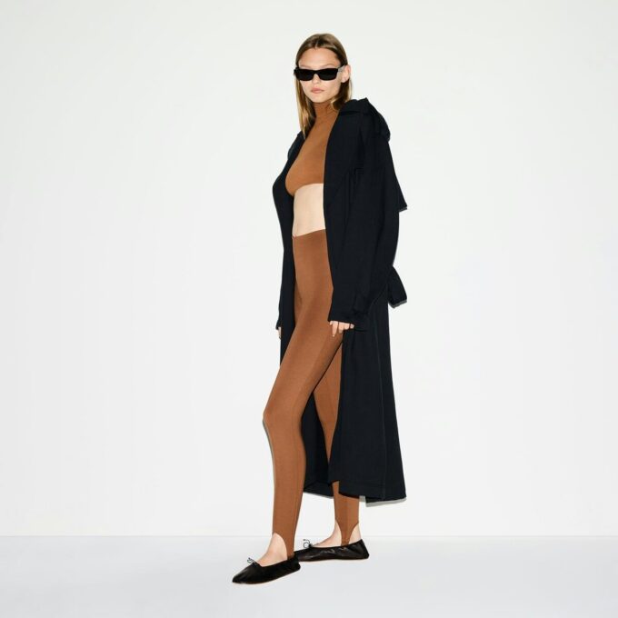 Legginsy z wysokim stanem i strzemionami z kolekcji Essential Legginsy z wysokim stanem i strzemionami z kolekcji Essential