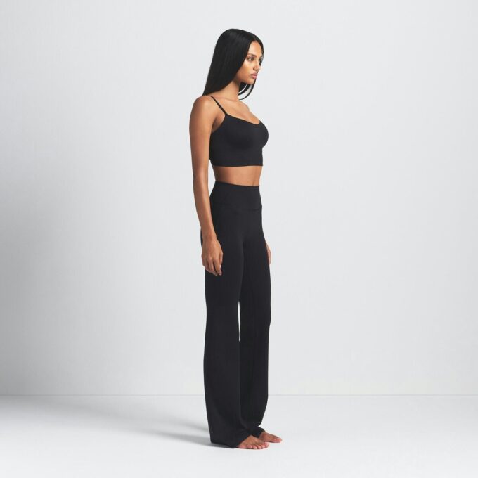 NikeSKIMS MATTE SLIM FLARE LEGGING NikeSKIMS MATTE SLIM FLARE LEGGING