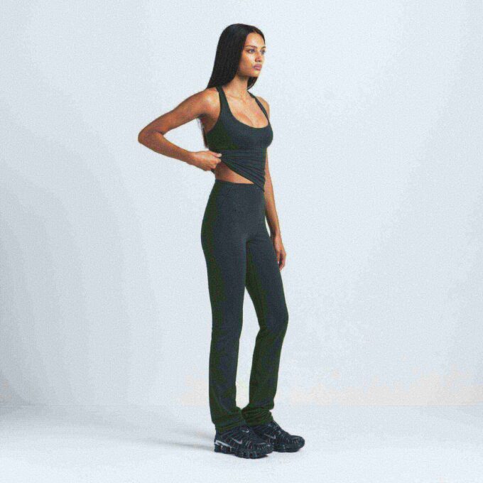 NikeSKIMS MATTE V-LINE 39″ PROSTE LEGGINGI NikeSKIMS MATTE V-LINE 39″ PROSTE LEGGINGI