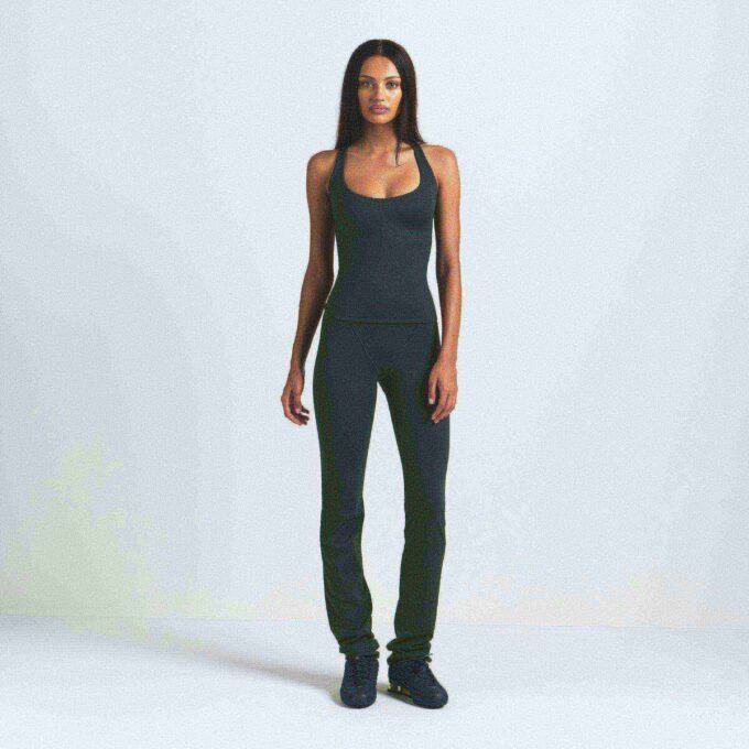 NikeSKIMS MATTE V-LINE 39″ PROSTE LEGGINGI NikeSKIMS MATTE V-LINE 39″ PROSTE LEGGINGI