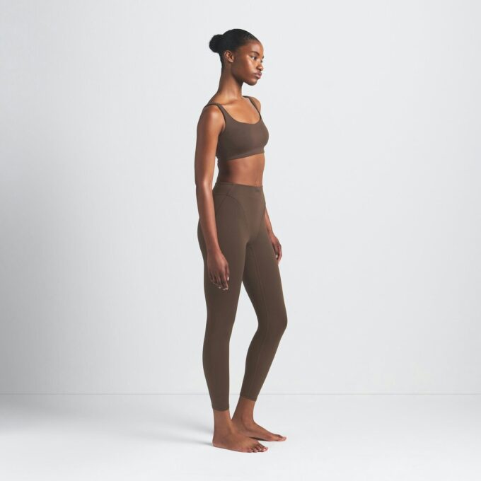 NikeSKIMS MATTE V-LINE LEGGING 26″ NikeSKIMS MATTE V-LINE LEGGING 26″