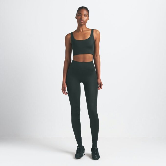 NikeSKIMS SHINE BIUSTONOSZ Z KOŁNIERZEM NikeSKIMS SHINE BIUSTONOSZ Z KOŁNIERZEM