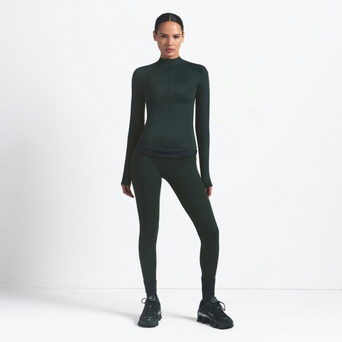 NikeSKIMS SHINE DŁUGI RĘKAW Z ZAPIĘCIEM DO PÓŁ NikeSKIMS SHINE DŁUGI RĘKAW Z ZAPIĘCIEM DO PÓŁ