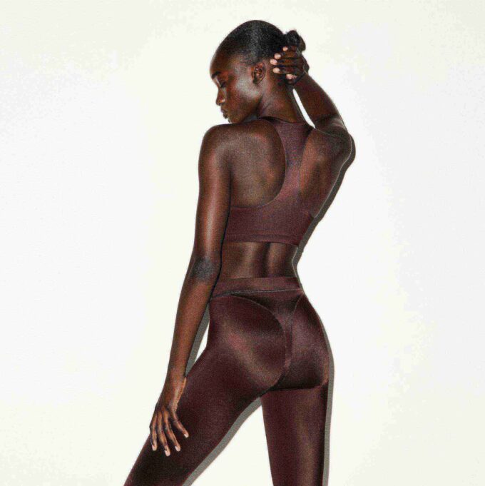 NikeSKIMS SHINE V-LINE LEGGING 26″ NikeSKIMS SHINE V-LINE LEGGING 26″