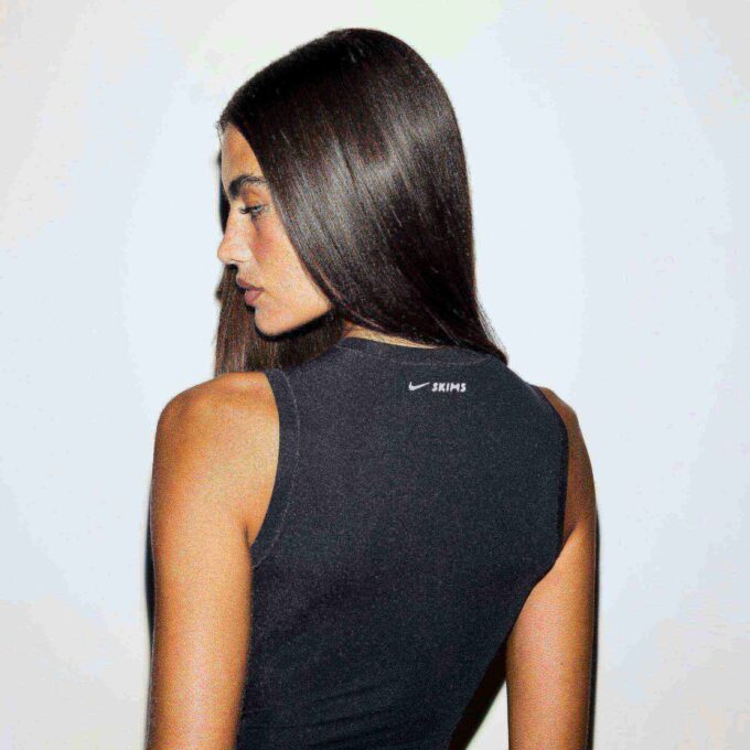 NikeSKIMS WEIGHTLESS LAYERS BEZRĘKAWOWY TOP NikeSKIMS WEIGHTLESS LAYERS BEZRĘKAWOWY TOP
