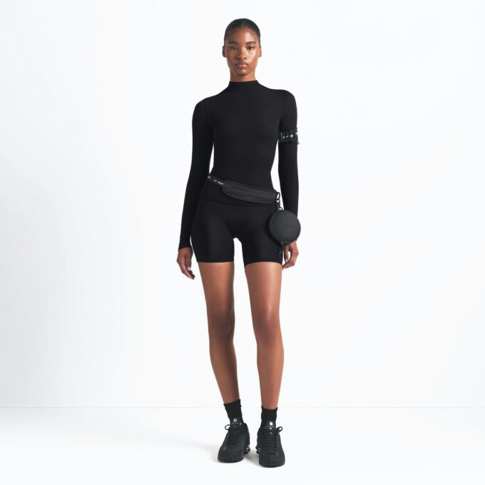 NikeSKIMS WEIGHTLESS LAYERS GÓRSKI T-SHIRT Z DŁUGIM RĘKAWEM I GÓRNYM KOŁNIERZEM NikeSKIMS WEIGHTLESS LAYERS GÓRSKI T-SHIRT Z DŁUGIM RĘKAWEM I GÓRNYM KOŁNIERZEM