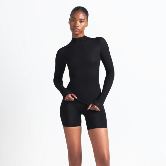 NikeSKIMS WEIGHTLESS LAYERS GÓRSKI T-SHIRT Z DŁUGIM RĘKAWEM I GÓRNYM KOŁNIERZEM NikeSKIMS WEIGHTLESS LAYERS GÓRSKI T-SHIRT Z DŁUGIM RĘKAWEM I GÓRNYM KOŁNIERZEM
