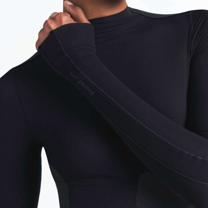 NikeSKIMS WEIGHTLESS LAYERS GÓRSKI T-SHIRT Z DŁUGIM RĘKAWEM I GÓRNYM KOŁNIERZEM NikeSKIMS WEIGHTLESS LAYERS GÓRSKI T-SHIRT Z DŁUGIM RĘKAWEM I GÓRNYM KOŁNIERZEM