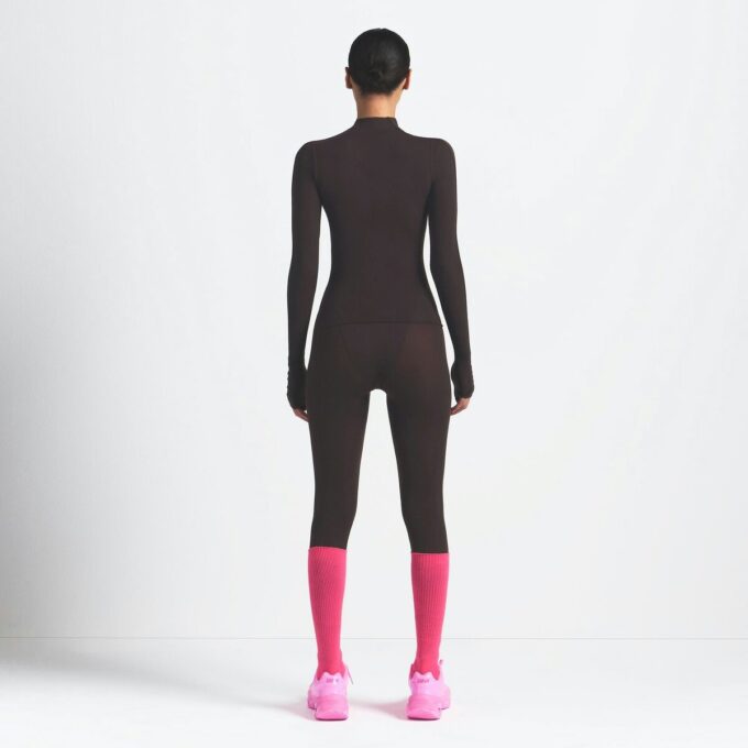 NikeSKIMS WEIGHTLESS LAYERS GÓRSKI T-SHIRT Z DŁUGIM RĘKAWEM I GÓRNYM KOŁNIERZEM NikeSKIMS WEIGHTLESS LAYERS GÓRSKI T-SHIRT Z DŁUGIM RĘKAWEM I GÓRNYM KOŁNIERZEM