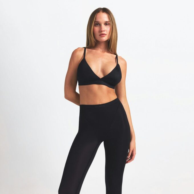 NikeSKIMS WEIGHTLESS LAYERS V-LINE LEGGING 26″ NikeSKIMS WEIGHTLESS LAYERS V-LINE LEGGING 26″