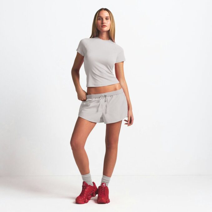NikeSKIMS WOVEN NYLON 2.5″ SPODENKI DO BIEGANIA NikeSKIMS WOVEN NYLON 2.5″ SPODENKI DO BIEGANIA