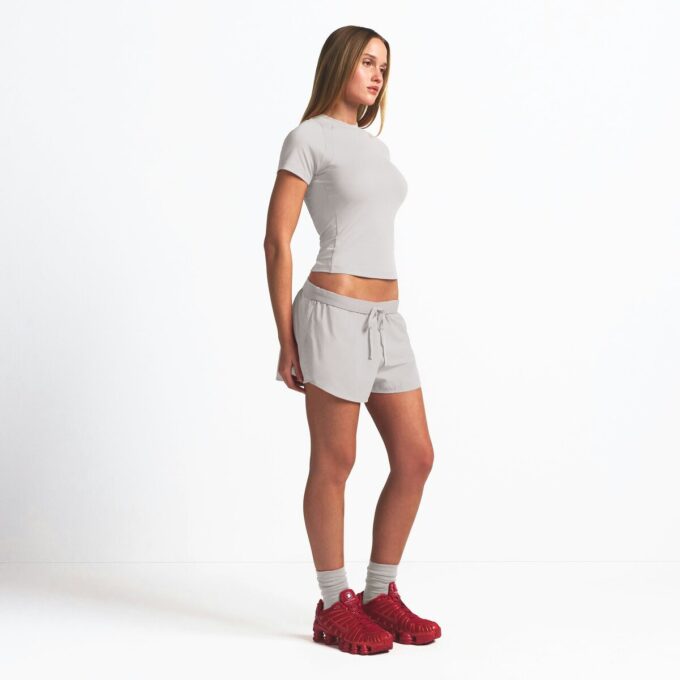 NikeSKIMS WOVEN NYLON 2.5″ SPODENKI DO BIEGANIA NikeSKIMS WOVEN NYLON 2.5″ SPODENKI DO BIEGANIA