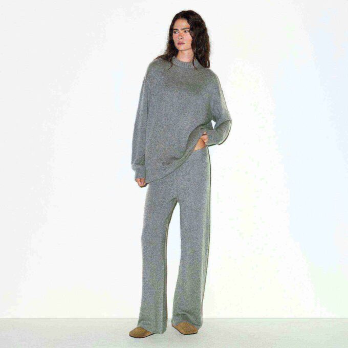 OVERSIZEROWY SWETER Z KASZMIRU OVERSIZEROWY SWETER Z KASZMIRU