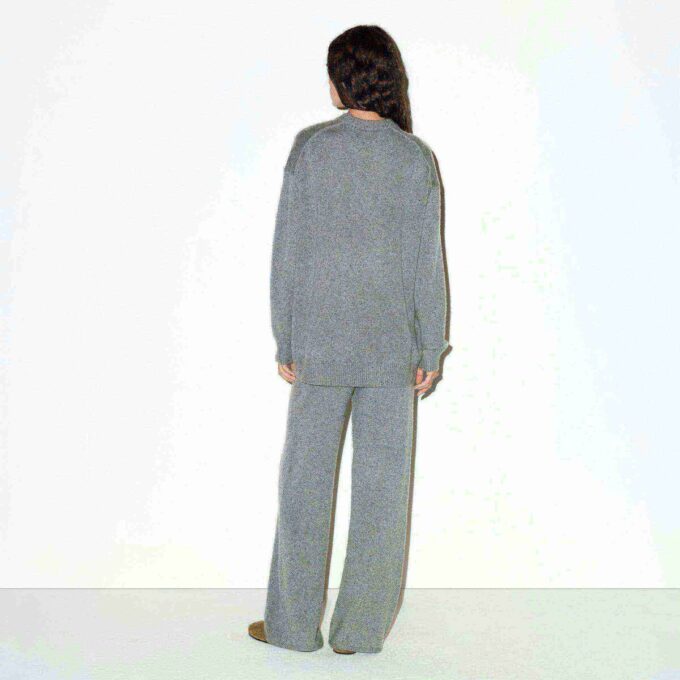 OVERSIZEROWY SWETER Z KASZMIRU OVERSIZEROWY SWETER Z KASZMIRU