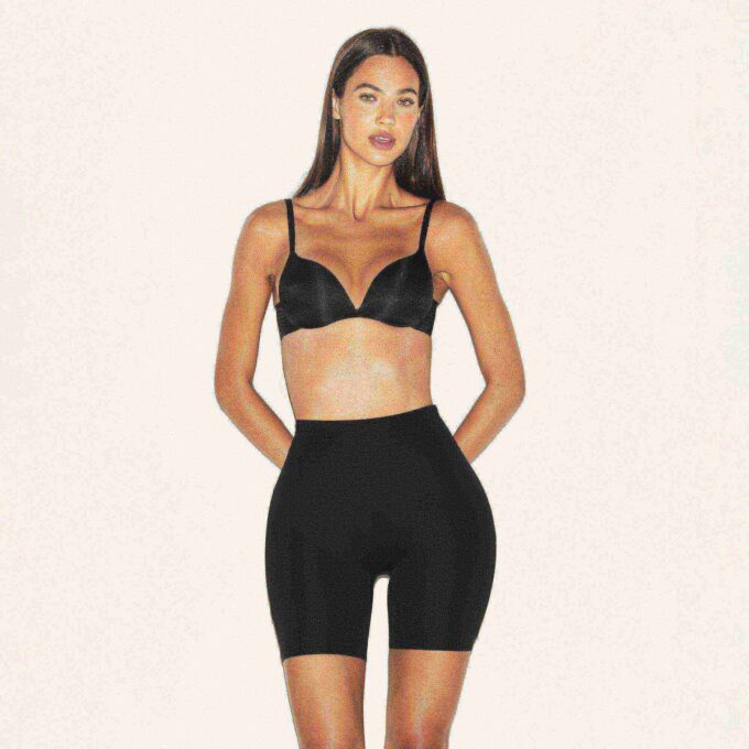 SKIMS BODY HIP ENHANCING SPODENKI Z WYŚCIÓŁKĄ SKIMS BODY HIP ENHANCING SPODENKI Z WYŚCIÓŁKĄ