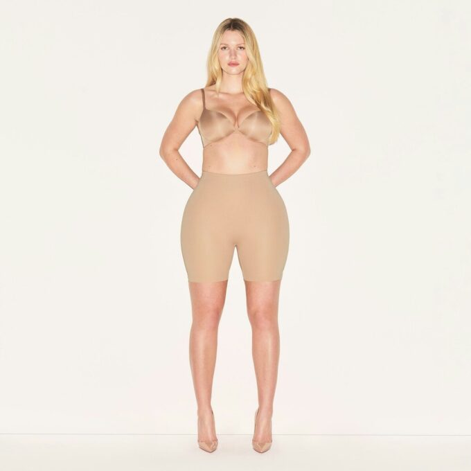 SKIMS BODY HIP ENHANCING SPODENKI Z WYŚCIÓŁKĄ SKIMS BODY HIP ENHANCING SPODENKI Z WYŚCIÓŁKĄ