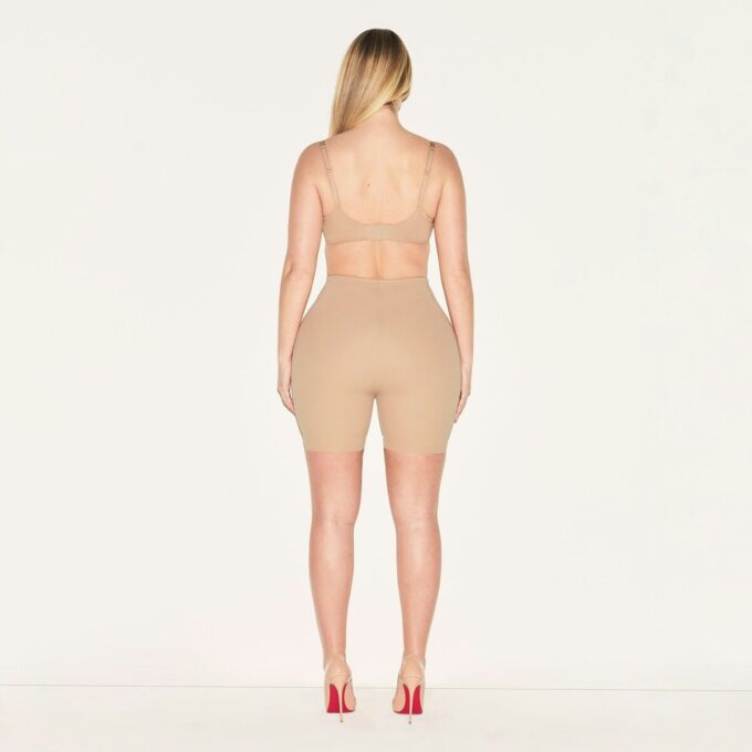 SKIMS BODY HIP ENHANCING SPODENKI Z WYŚCIÓŁKĄ SKIMS BODY HIP ENHANCING SPODENKI Z WYŚCIÓŁKĄ