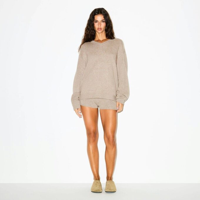 WEŁNIANY KASZMIROWY SWETER OVERSIZE Z DEKOLTEM W SZPIKU WEŁNIANY KASZMIROWY SWETER OVERSIZE Z DEKOLTEM W SZPIKU