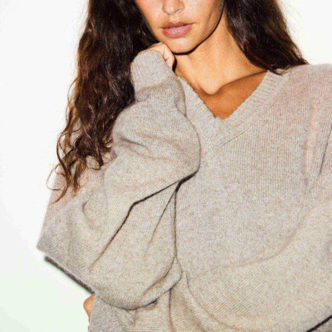 WEŁNIANY KASZMIROWY SWETER OVERSIZE Z DEKOLTEM W SZPIKU WEŁNIANY KASZMIROWY SWETER OVERSIZE Z DEKOLTEM W SZPIKU