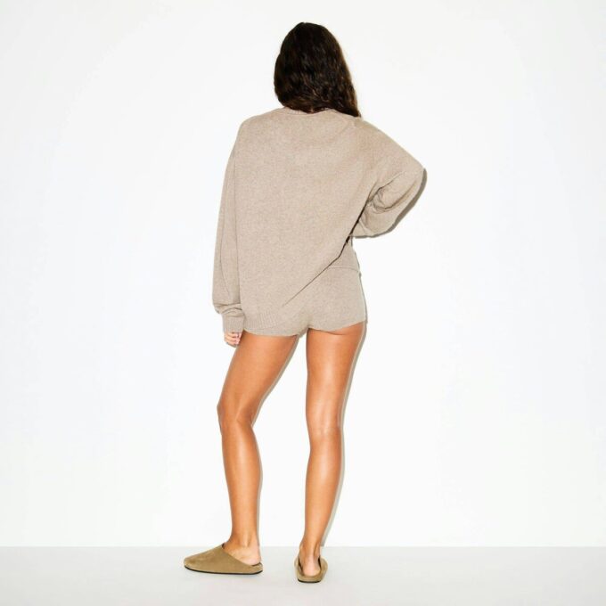 WEŁNIANY KASZMIROWY SWETER OVERSIZE Z DEKOLTEM W SZPIKU WEŁNIANY KASZMIROWY SWETER OVERSIZE Z DEKOLTEM W SZPIKU
