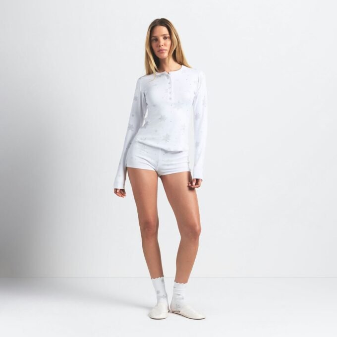 ZESTAW HENLEY Z PLUSZOWYM LOGO I STRINGAMI ZESTAW HENLEY Z PLUSZOWYM LOGO I STRINGAMI
