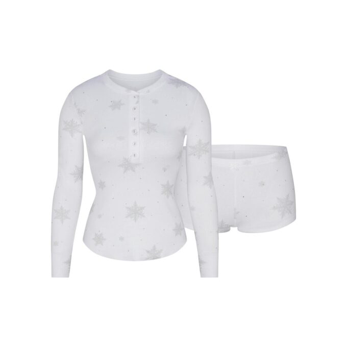 ZESTAW HENLEY Z PLUSZOWYM LOGO I STRINGAMI ZESTAW HENLEY Z PLUSZOWYM LOGO I STRINGAMI